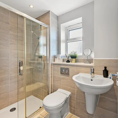 Dom wakacyjny Stylish 4 Bed - Parking - Sleeps 14