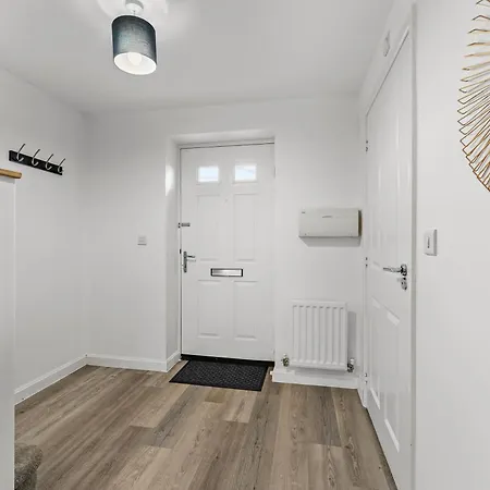 Dom wakacyjny Stylish 4 Bed - Parking - Sleeps 14