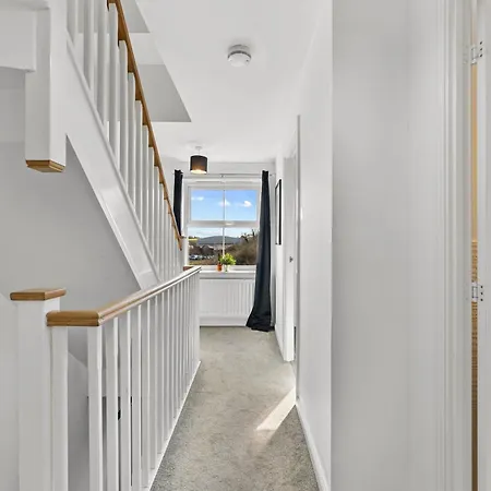 Dom wakacyjny Stylish 4 Bed - Parking - Sleeps 14 *