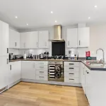 Stylish 4 Bed - Parking - Sleeps 14 Casa de Férias