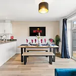 Stylish 4 Bed - Parking - Sleeps 14 Casa de Férias