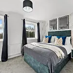 Stylish 4 Bed - Parking - Sleeps 14