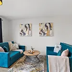 Casa de Férias Stylish 4 Bed - Parking - Sleeps 14 *