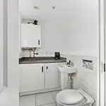 Stylish 4 Bed - Parking - Sleeps 14 *