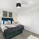 Stylish 4 Bed - Parking - Sleeps 14 Casa de Férias