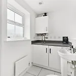 Stylish 4 Bed - Parking - Sleeps 14 * Bristol