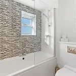 Stylish 4 Bed - Parking - Sleeps 14