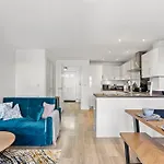 Stylish 4 Bed - Parking - Sleeps 14 *