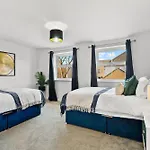 Stylish 4 Bed - Parking - Sleeps 14 Casa de Férias
