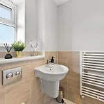 Stylish 4 Bed - Parking - Sleeps 14 *