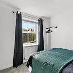 Stylish 4 Bed - Parking - Sleeps 14 * Bristol