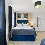 Casa de Férias Stylish 4 Bed - Parking - Sleeps 14 *