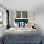 Stylish 4 Bed - Parking - Sleeps 14 *