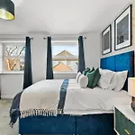 Stylish 4 Bed - Parking - Sleeps 14 * Bristol