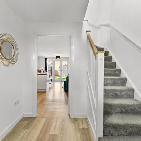 בית נופש Stylish 4 Bed - Parking - Sleeps 14