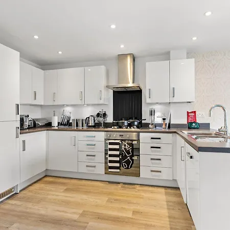 Stylish 4 Bed - Parking - Sleeps 14 Nyaraló