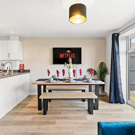 Stylish 4 Bed - Parking - Sleeps 14 בית נופש