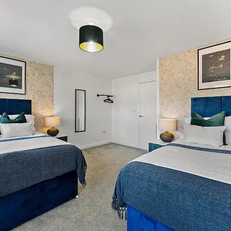 בית נופש Stylish 4 Bed - Parking - Sleeps 14 בריסטול