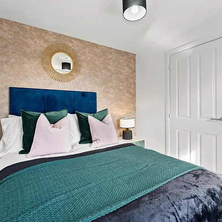 Stylish 4 Bed - Parking - Sleeps 14 * Bristol