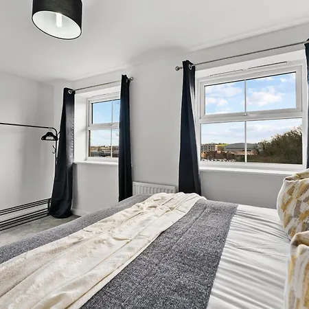 Stylish 4 Bed - Parking - Sleeps 14 * בריסטול