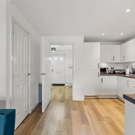 Stylish 4 Bed - Parking - Sleeps 14 בית נופש