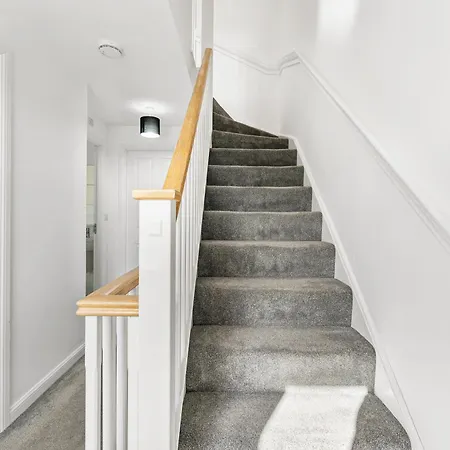 Stylish 4 Bed - Parking - Sleeps 14 בריסטול