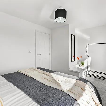 Casa de Férias Stylish 4 Bed - Parking - Sleeps 14 *