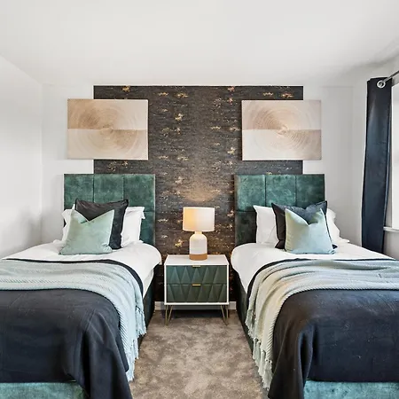 Stylish 4 Bed - Parking - Sleeps 14 Nyaraló *