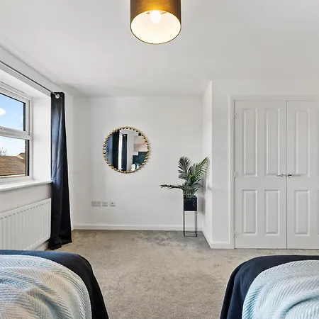 Stylish 4 Bed - Parking - Sleeps 14 * בריסטול