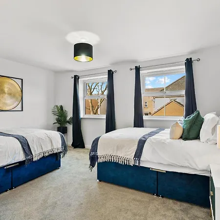 Stylish 4 Bed - Parking - Sleeps 14 בית נופש