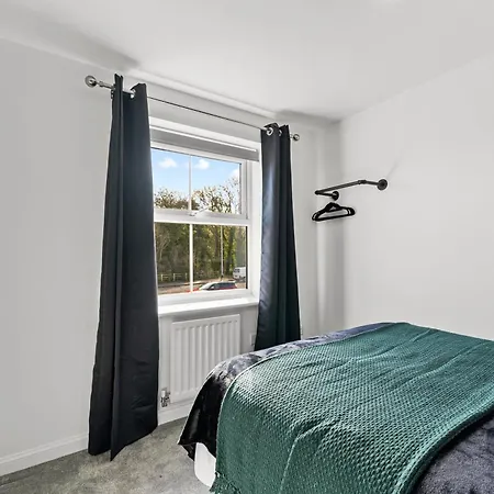Stylish 4 Bed - Parking - Sleeps 14 * בריסטול