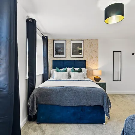 בית נופש Stylish 4 Bed - Parking - Sleeps 14 *