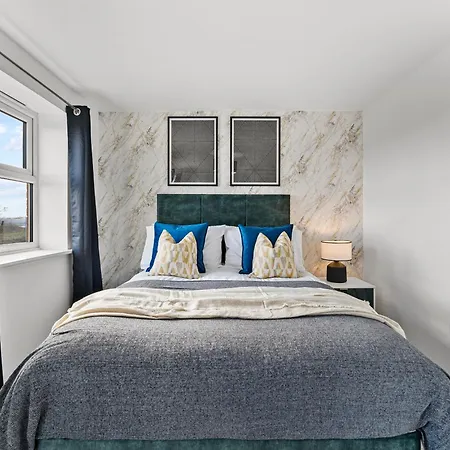 Stylish 4 Bed - Parking - Sleeps 14 *