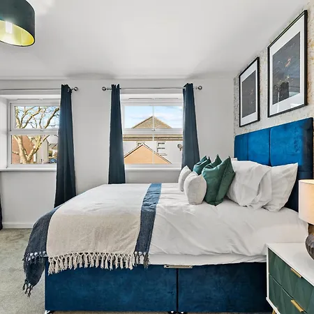 Stylish 4 Bed - Parking - Sleeps 14 * בריסטול