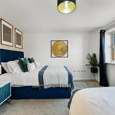 בית נופש Stylish 4 Bed - Parking - Sleeps 14 בריסטול