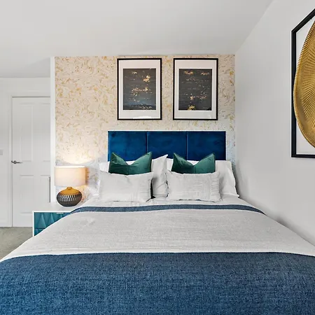 Stylish 4 Bed - Parking - Sleeps 14 בית נופש בריסטול