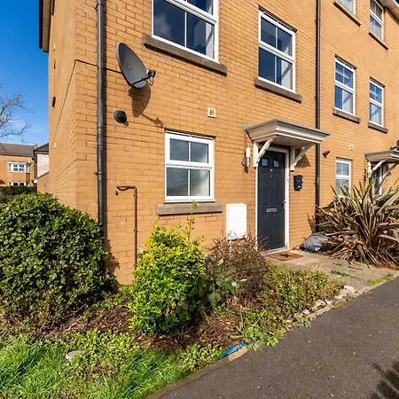 Stylish 4 Bed - Parking - Sleeps 14 * Bristol