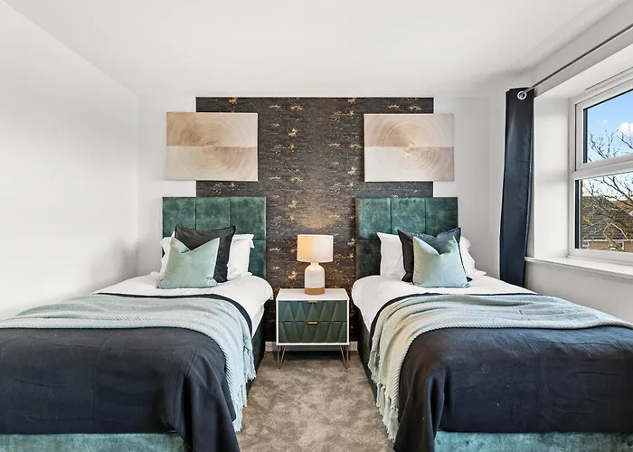 Stylish 4 Bed - Parking - Sleeps 14 Casa de Férias *