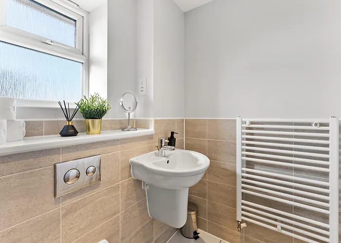 Stylish 4 Bed - Parking - Sleeps 14 *