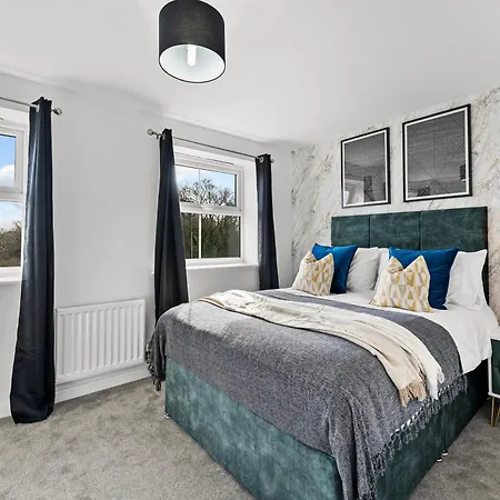 Stylish 4 Bed - Parking - Sleeps 14