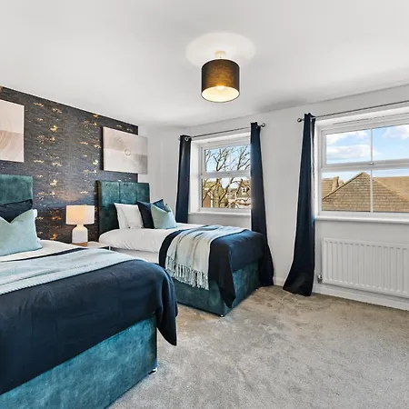 Stylish 4 Bed - Parking - Sleeps 14