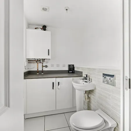 Stylish 4 Bed - Parking - Sleeps 14 *