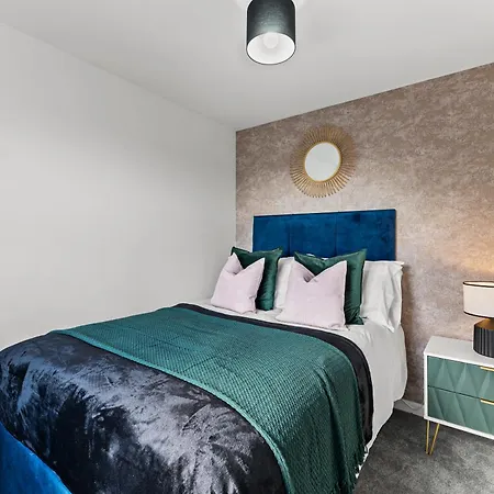 Stylish 4 Bed - Parking - Sleeps 14 *