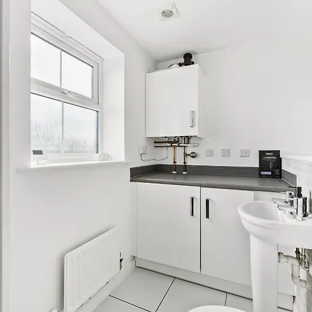 Stylish 4 Bed - Parking - Sleeps 14 * Bristol