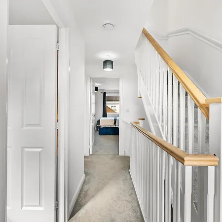 Prázdninový dům Stylish 4 Bed - Parking - Sleeps 14 *