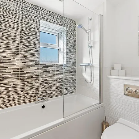 Stylish 4 Bed - Parking - Sleeps 14