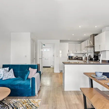 Stylish 4 Bed - Parking - Sleeps 14 *