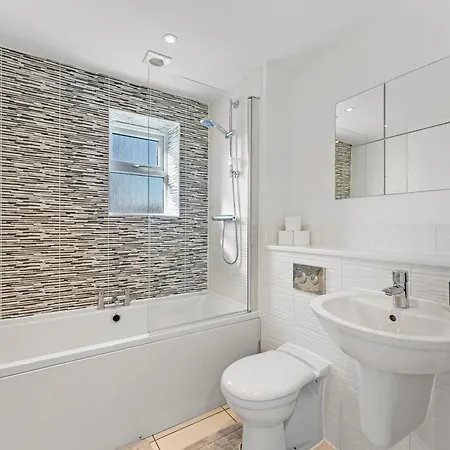 Prázdninový dům Stylish 4 Bed - Parking - Sleeps 14 *