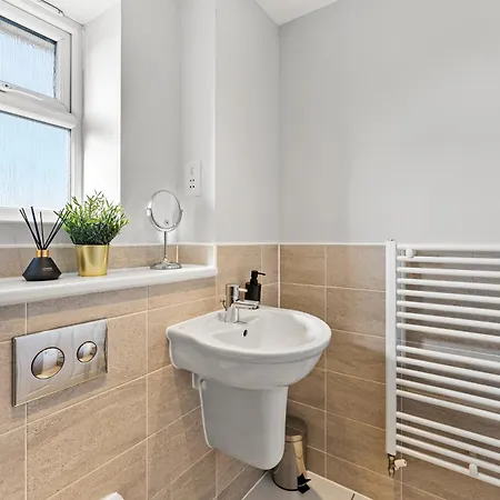 Stylish 4 Bed - Parking - Sleeps 14 *