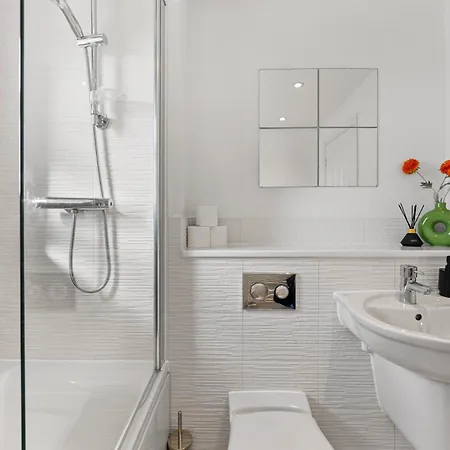 Stylish 4 Bed - Parking - Sleeps 14